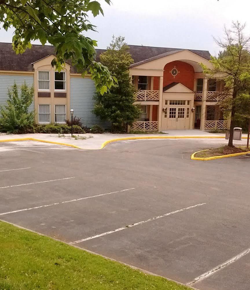 Econo Lodge Inn & Suites Radford-Blacksburg Area Exterior photo